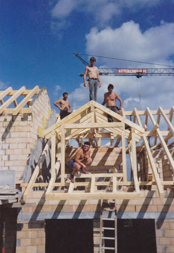 Unsere Mannschaft auf einem von uns erstellten Dachstuhl. 90er Jahre.