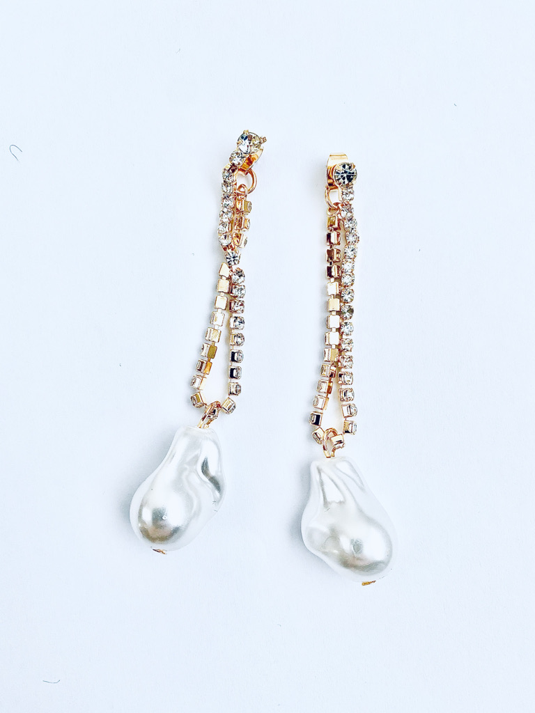 Baroque earrings with white pearl