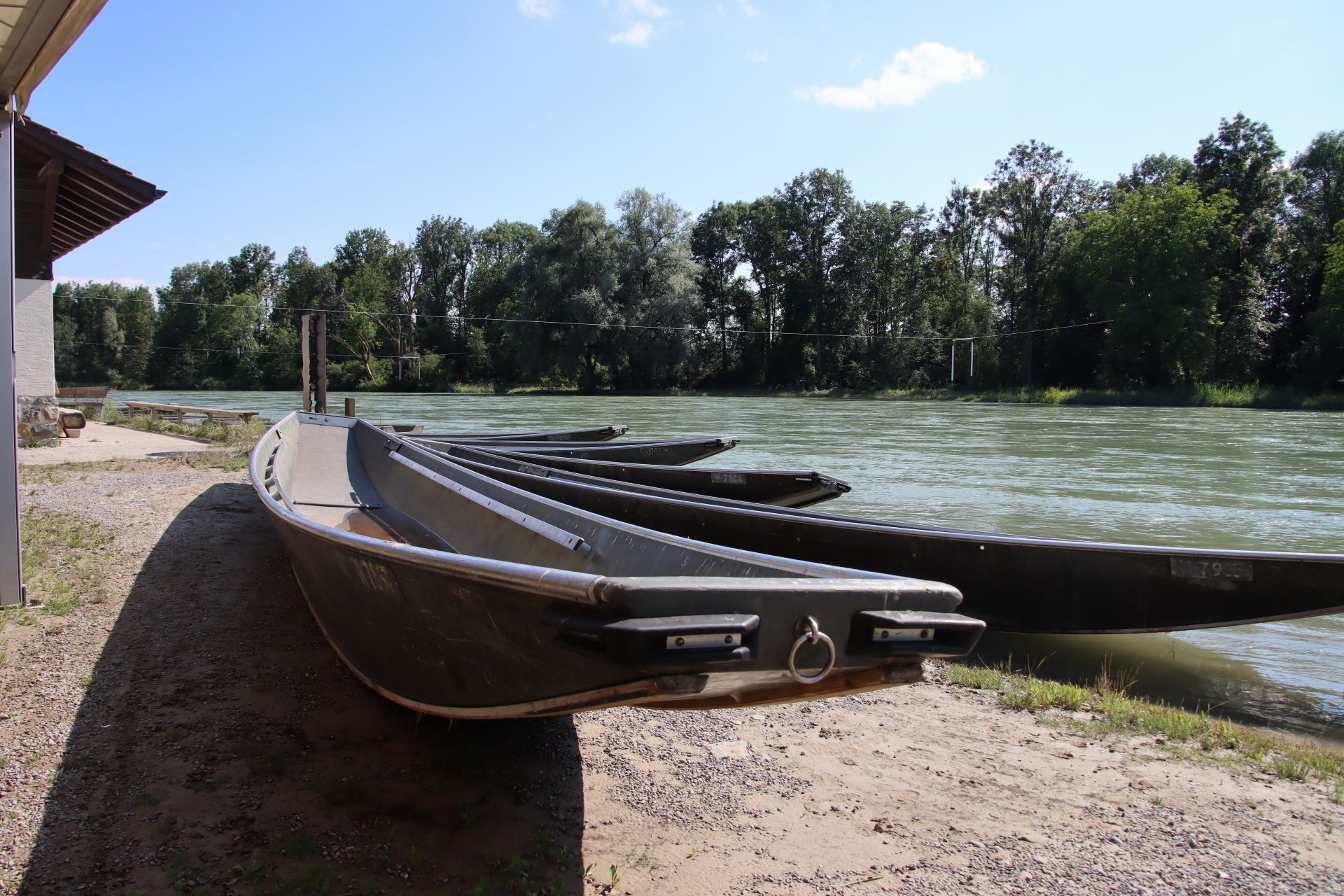 Die Reuss führt übermässig viel Wasser und überschwemmt teilweise die Uferwege und das Camping