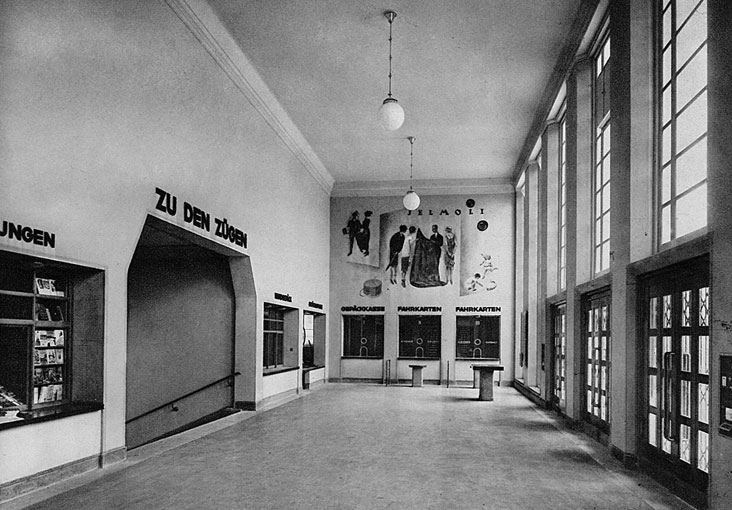 Inneres der Schalterhalle mit Reklamefresken von Otto Baumberger