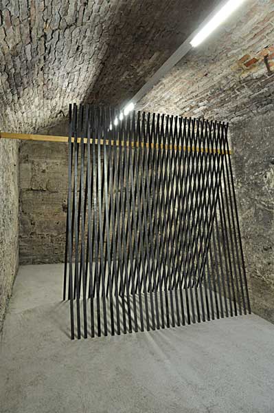 hin & zurück III, 2014, Stahlbänder, Kantholz, 252 x 297 x 113 cm