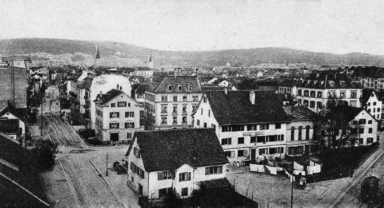 Blick auf altes Gemeindehaus und den Gasthof Falken. Links verläuft die Zweierstrasse