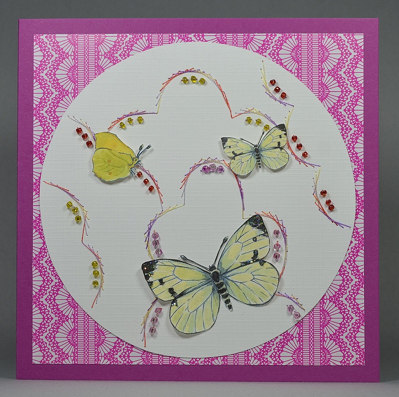 lilafarbige Grusskarte mit Schmetterlinge