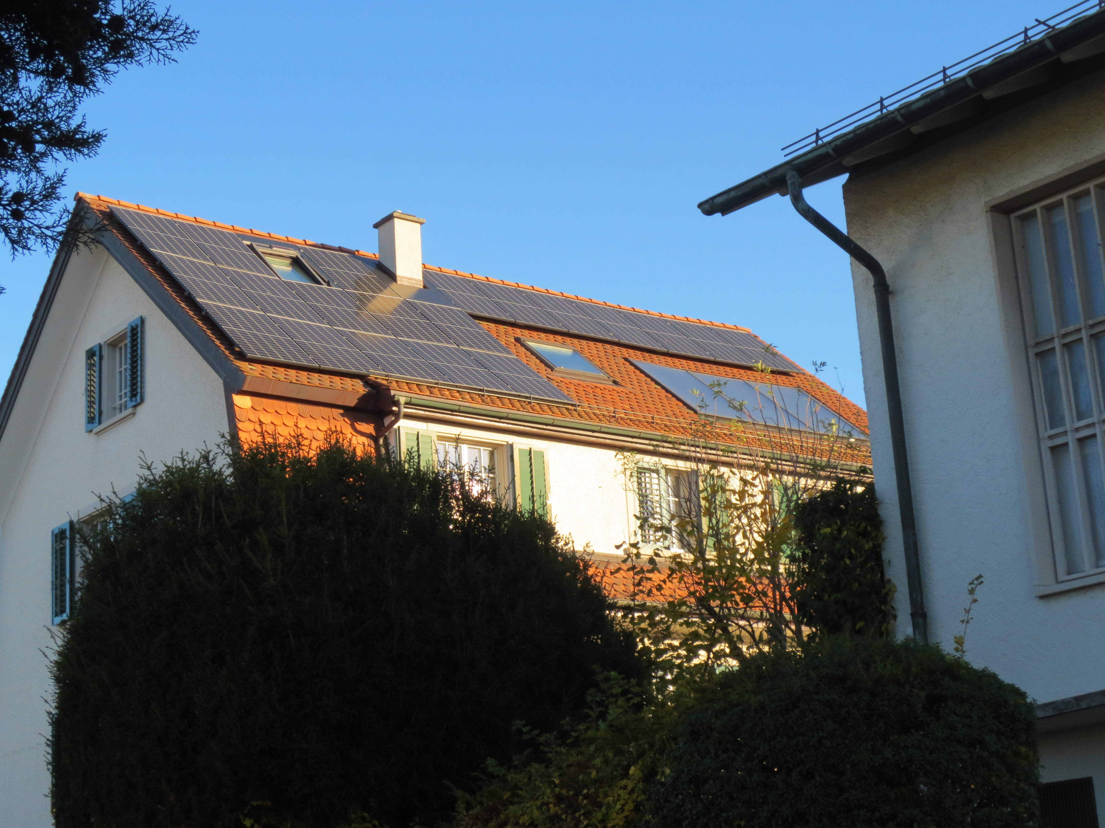 Ansicht Westdach mit Solarmodulen mit Blindmodulen belegt. (Fotoaufnahme um 15:30 Uhr)