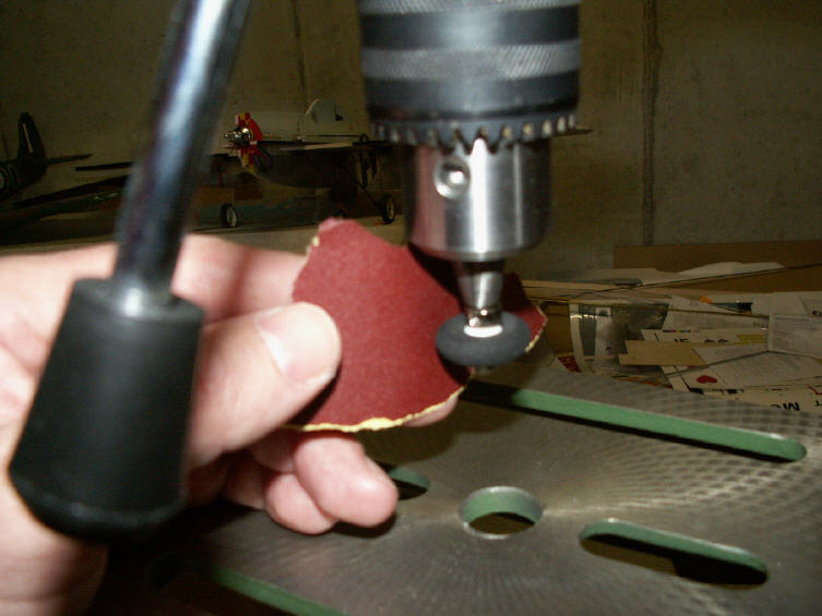 Schleifen der Moosgummi-Räder auf den massstäblichen Durchmesser mit Hilfe der Ständerbohrmaschine