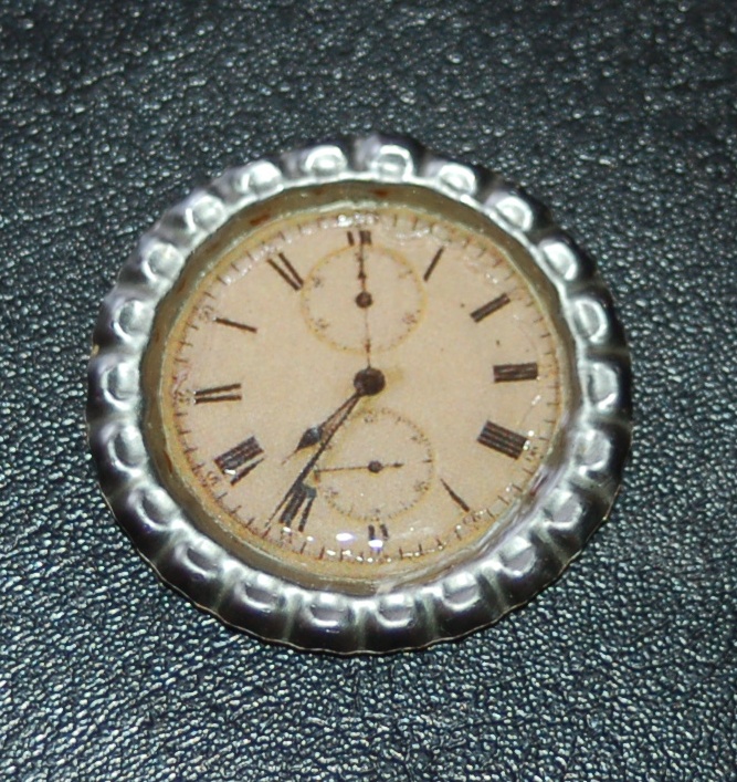 Bierdeckel flach gedrückt und mit ausgedruckter Uhr beklebt