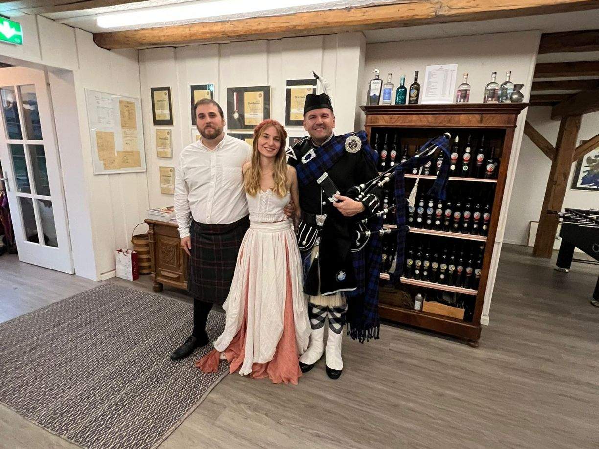 Überraschungsauftritt für das Brautpaar und die Gäste in der Destillerie Orator AG in Pfungen.