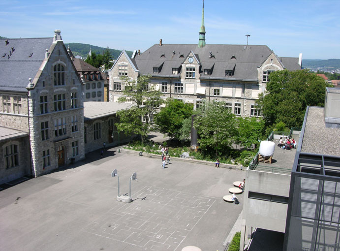 Blick vom Turm der Bühlkirche auf den Pausenplatz. Der Löwenbrunnen ist verschwunden und durch Spiel