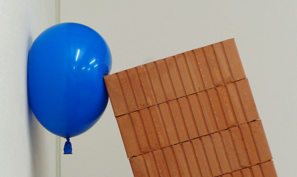 einer gegen alle², 2014, Backsteine, Luftballone, Höhen: 165 cm / 200 cm
