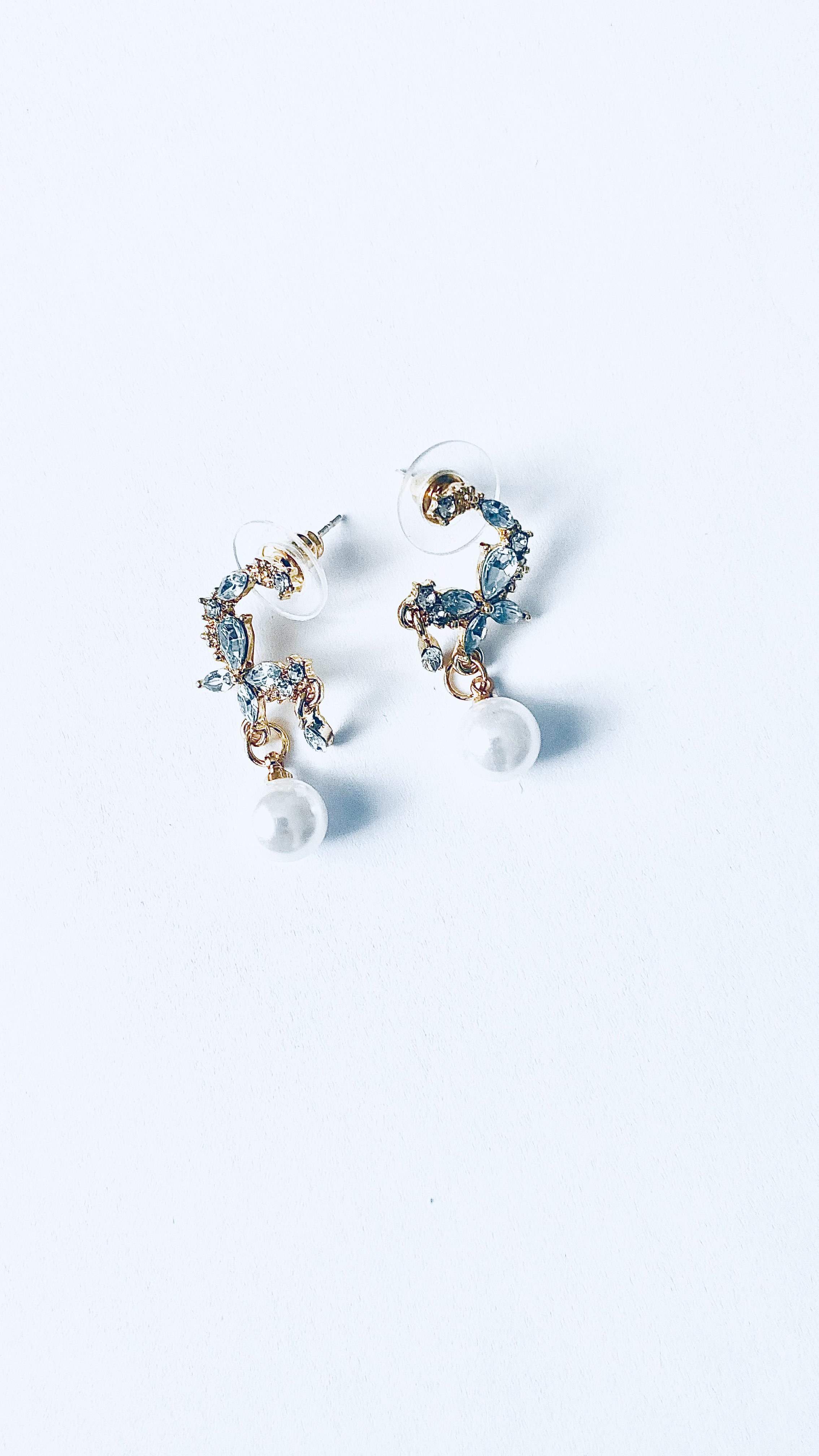 Flower design earrings with pearl