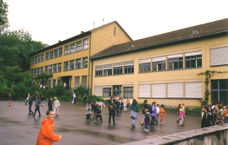 Schulhaus Friesenberg. Schweighofstrasse 201