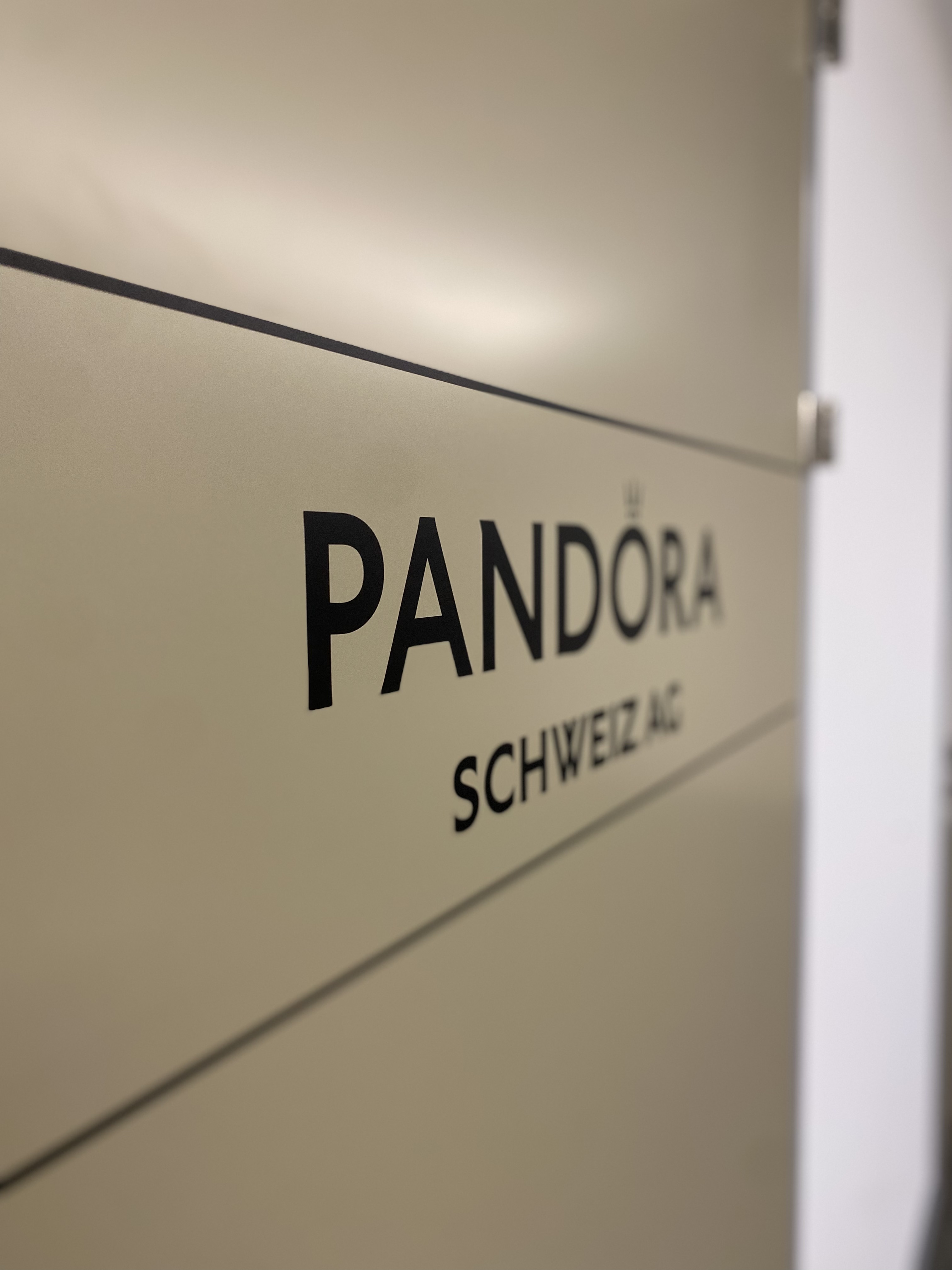 Bürotüren Beschriftung für Pandora Schweiz AG
