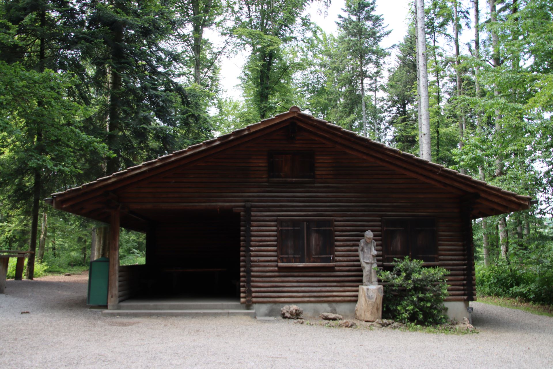 Die Hütte mit der Holzfäller Skulptur wird rege besucht