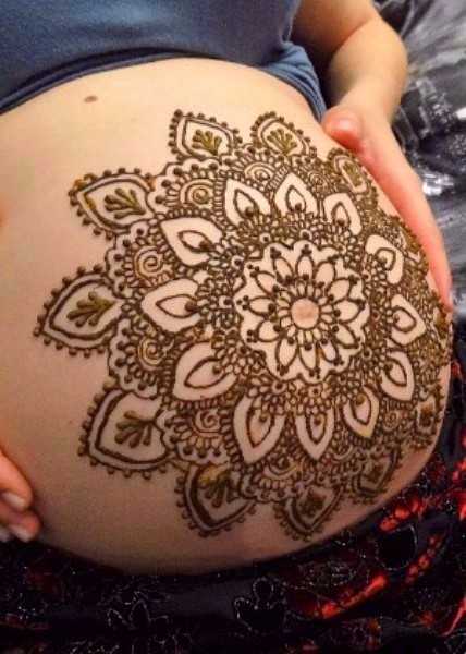 Mandala Design auf Baby Bauch
