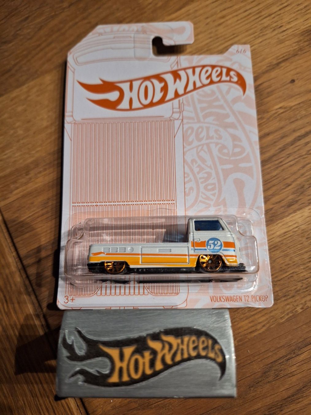 Hot Wheels Pearl & Chrome 2020 Volkswagen T2 Pickup 6/6 L