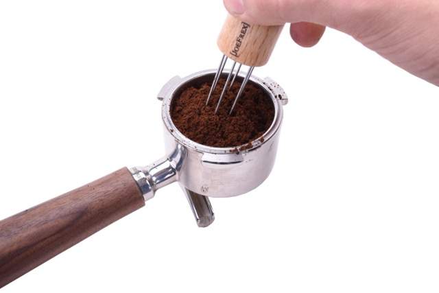 Espresso Verteiler mit 5 Metallstochern und Holzgriff