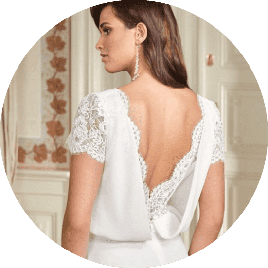 elegantes fitandflare Hochzeitskleid mit klassischen Spitzedetails