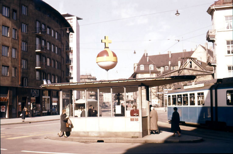 Der Wiediker Reichsapfel auf dem Dach der Tramhaltestelle. In den Siebzigerjahren