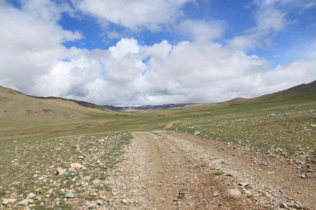 Eine gut ausgebaute mongolische Strasse