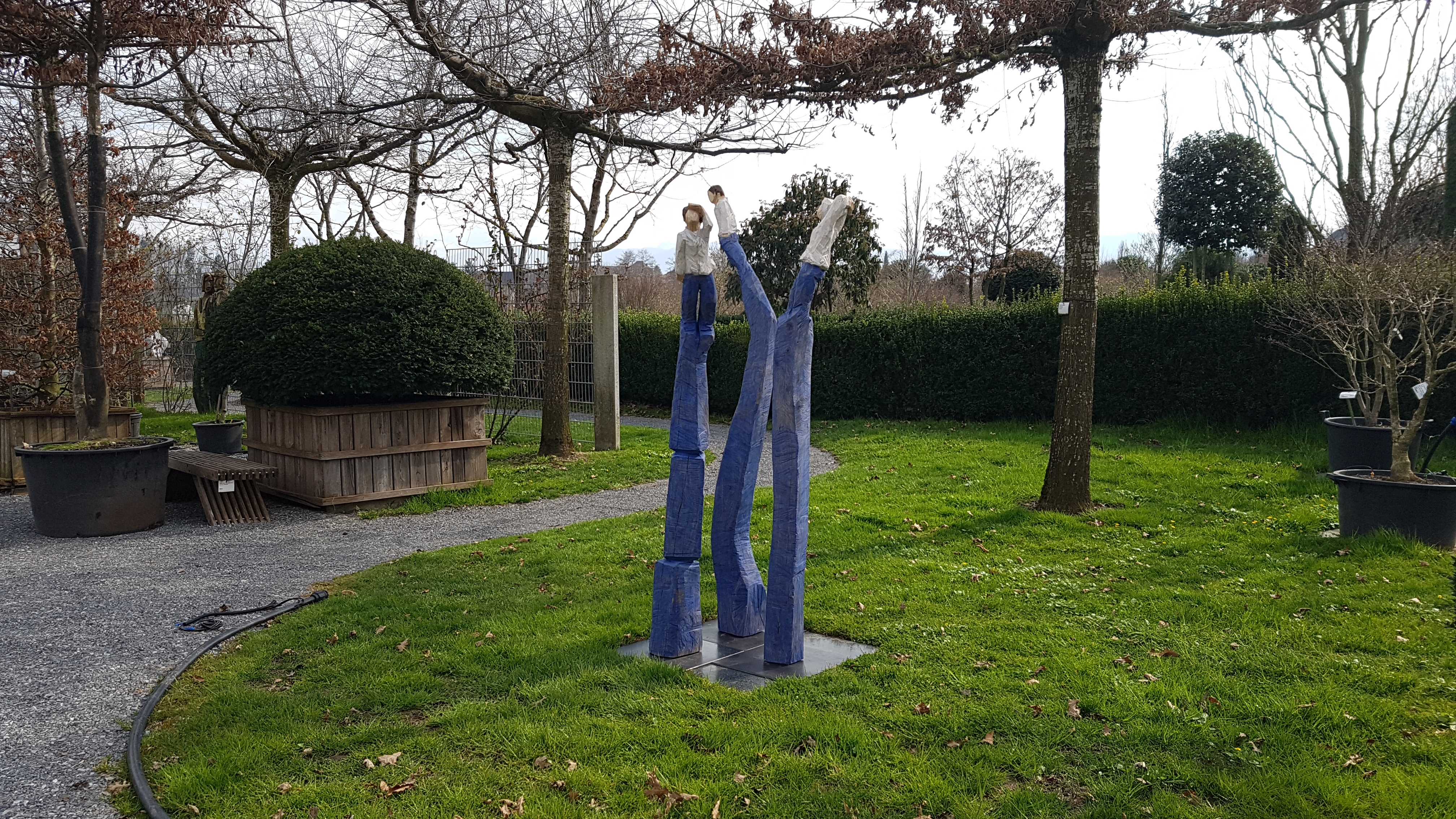 Skulpturen "Drei Lebenshaltungen" im Frühling