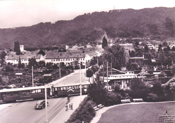 Die Uetlibergbahn überquert die Friesenbergstrasse um 1950