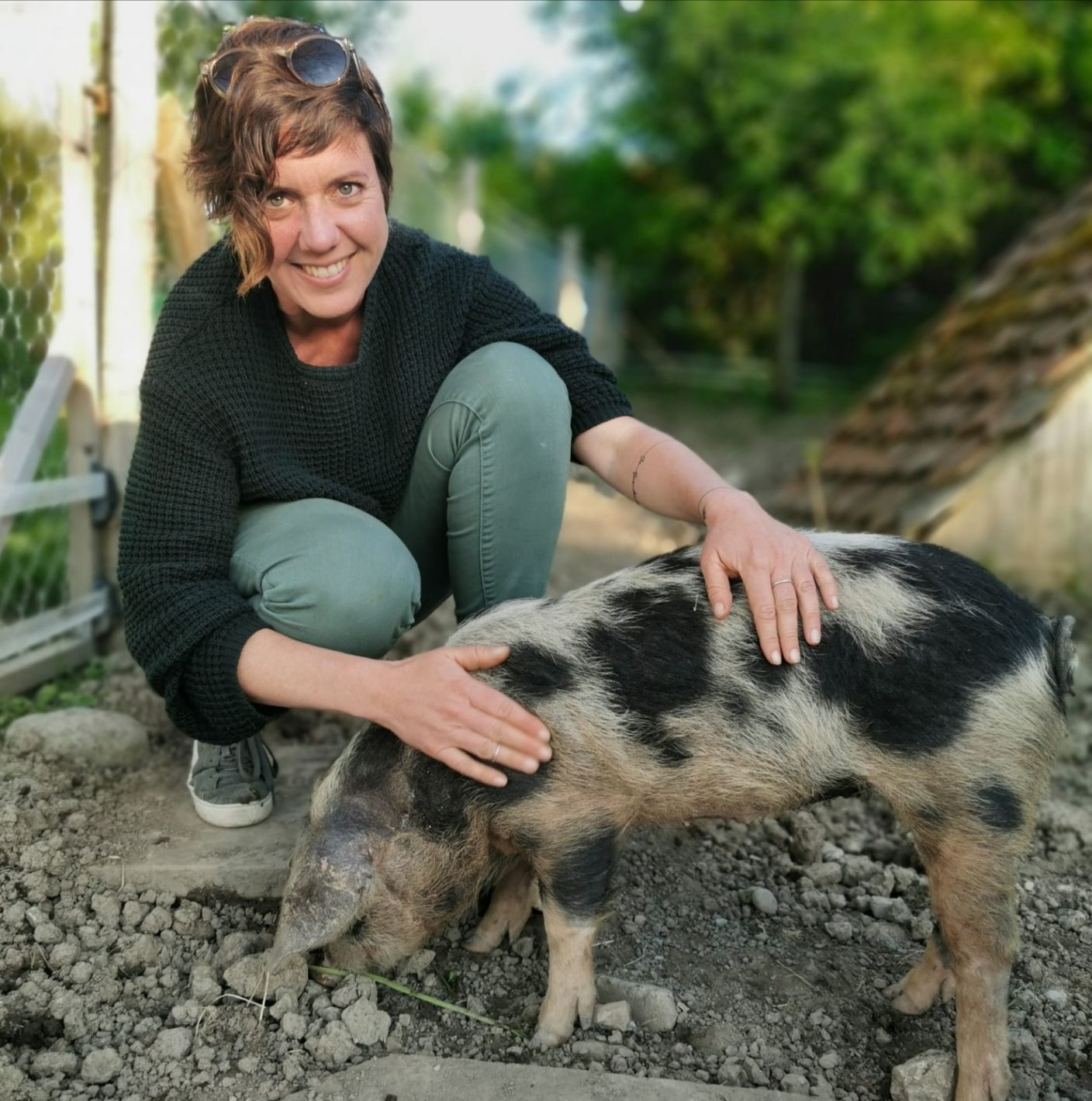 Nicole Egloff zusammen mit einem jungen Schwein