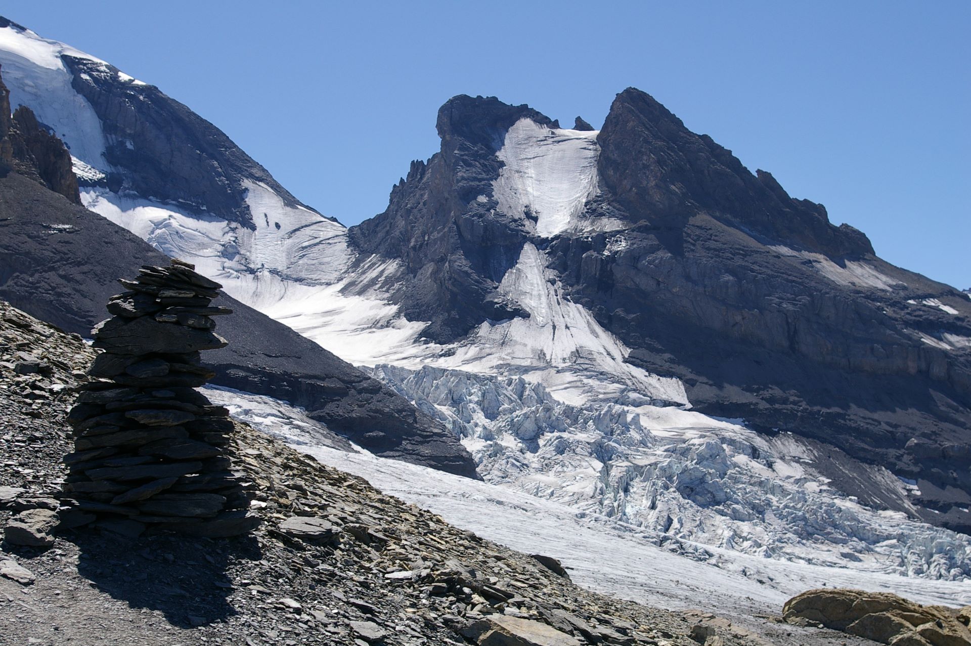 Wir sehen das kühlende Eis der Gletscher und schwitzen immer mehr in der Sonne