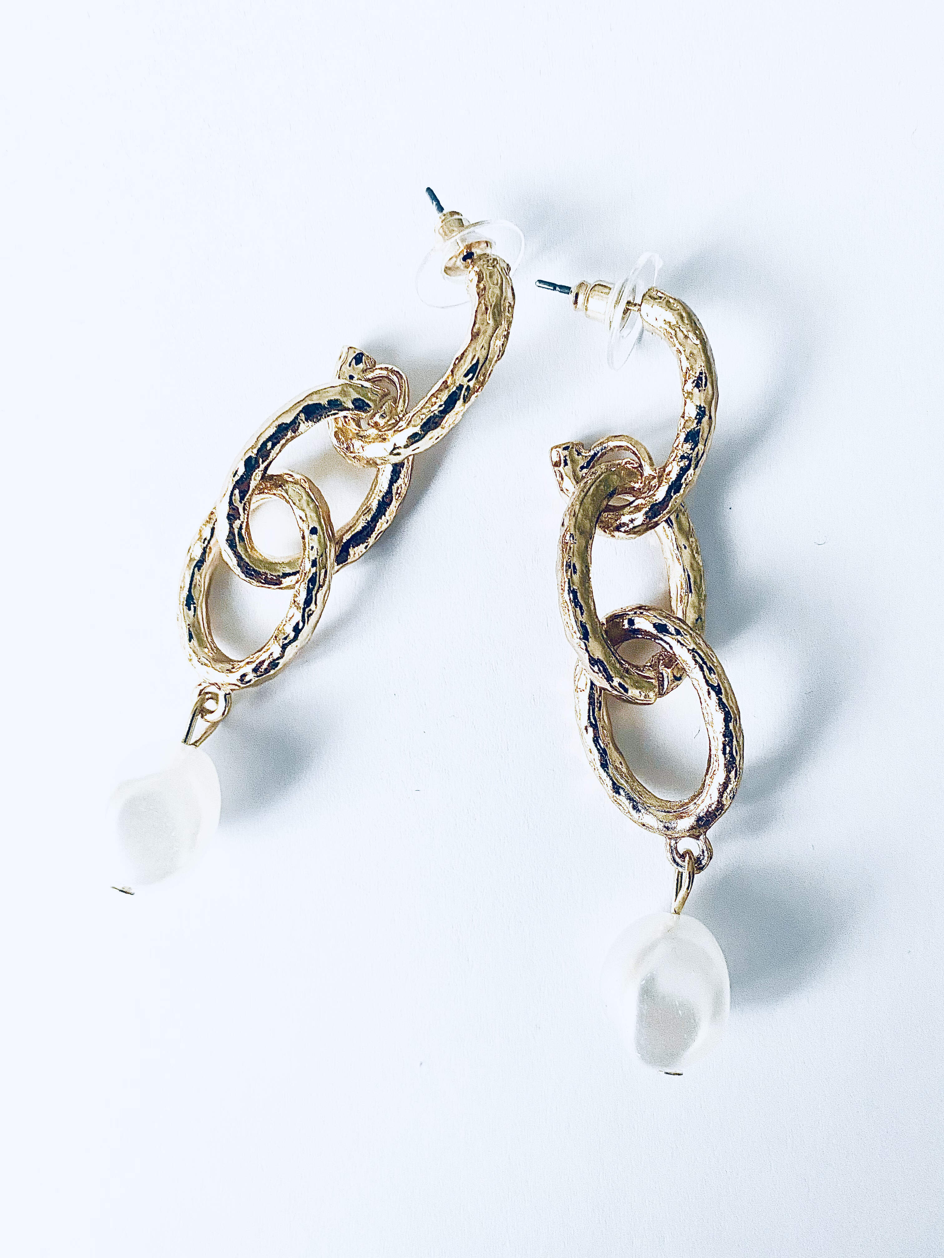 Chain earrings with white pearl