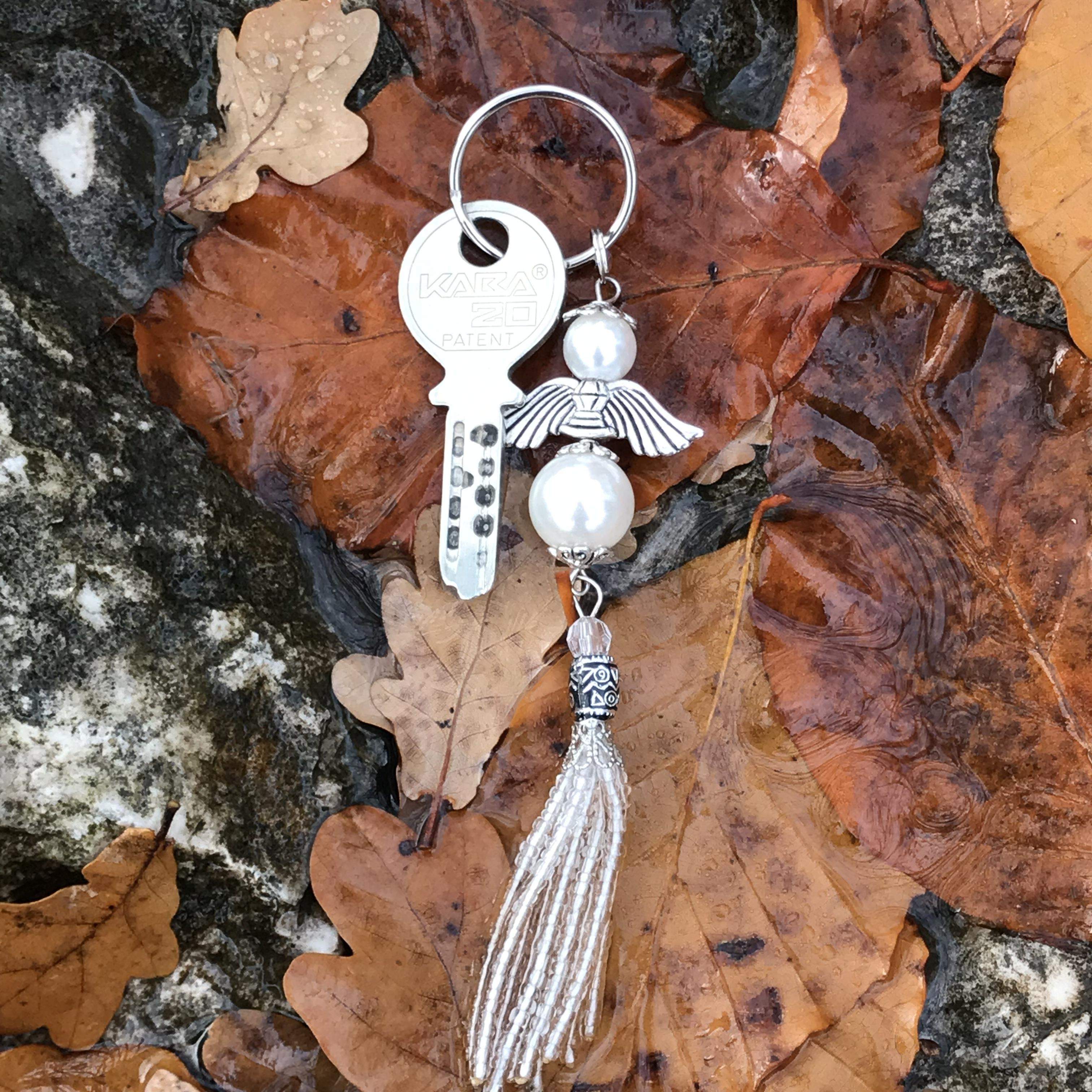 Schlüsselanhänger Schutzengel mit weißen Perlen