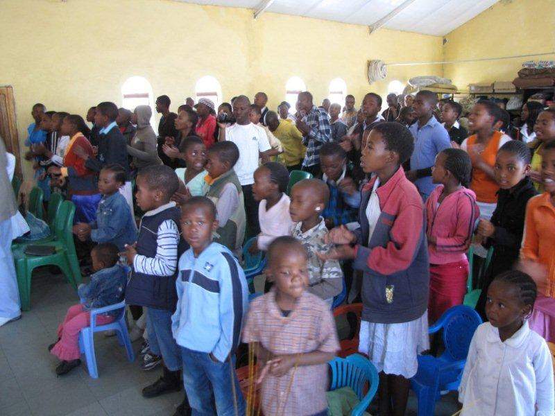 Gottesdienst in Thaba Tseka mit den Shelterkindern