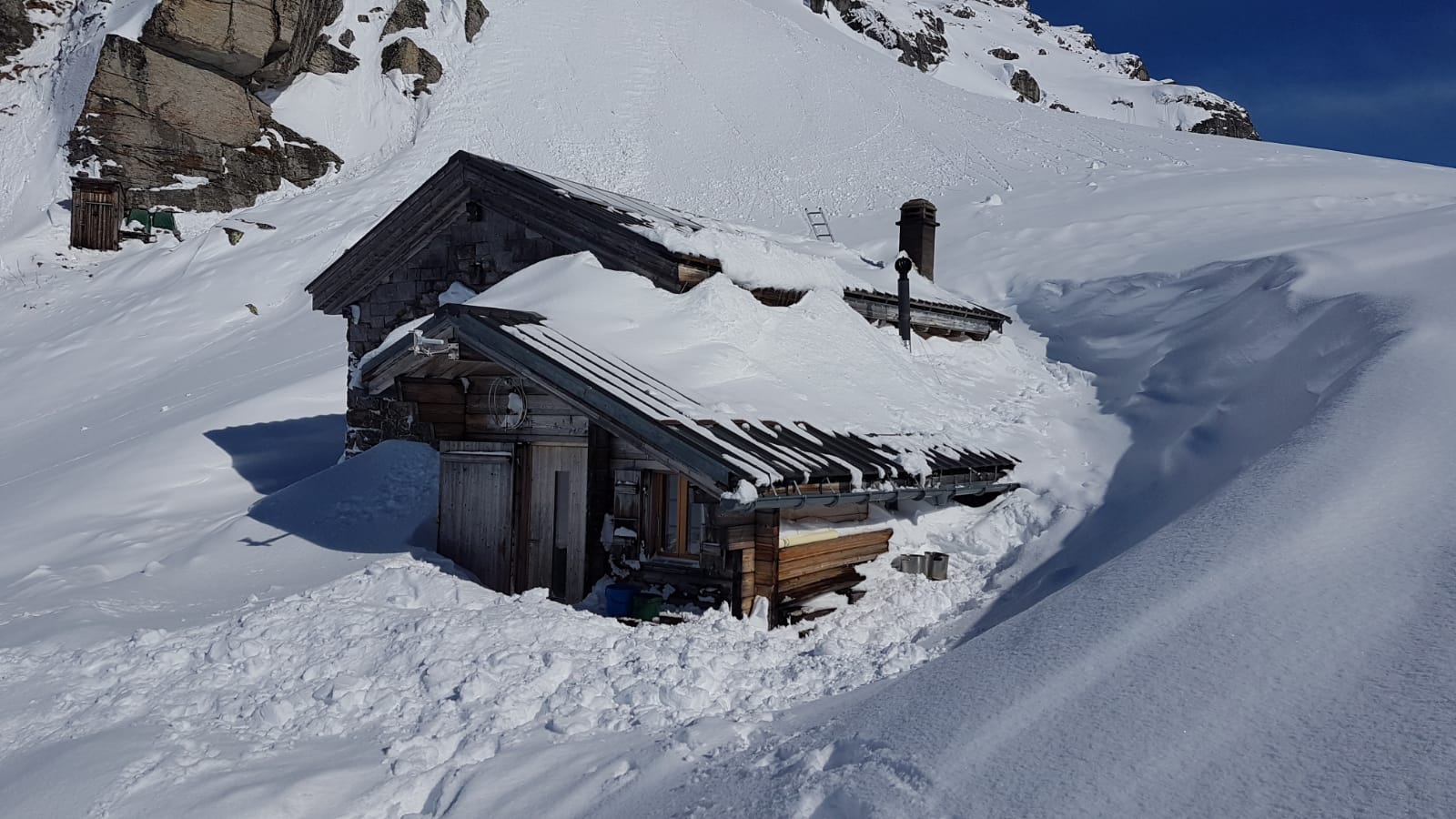 Mittlenberghütte im weissen Schnee