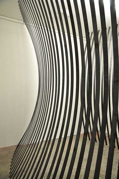 triptykon, 2013, 66 Stahlbänder je 260 x 3 x 0.4 cm