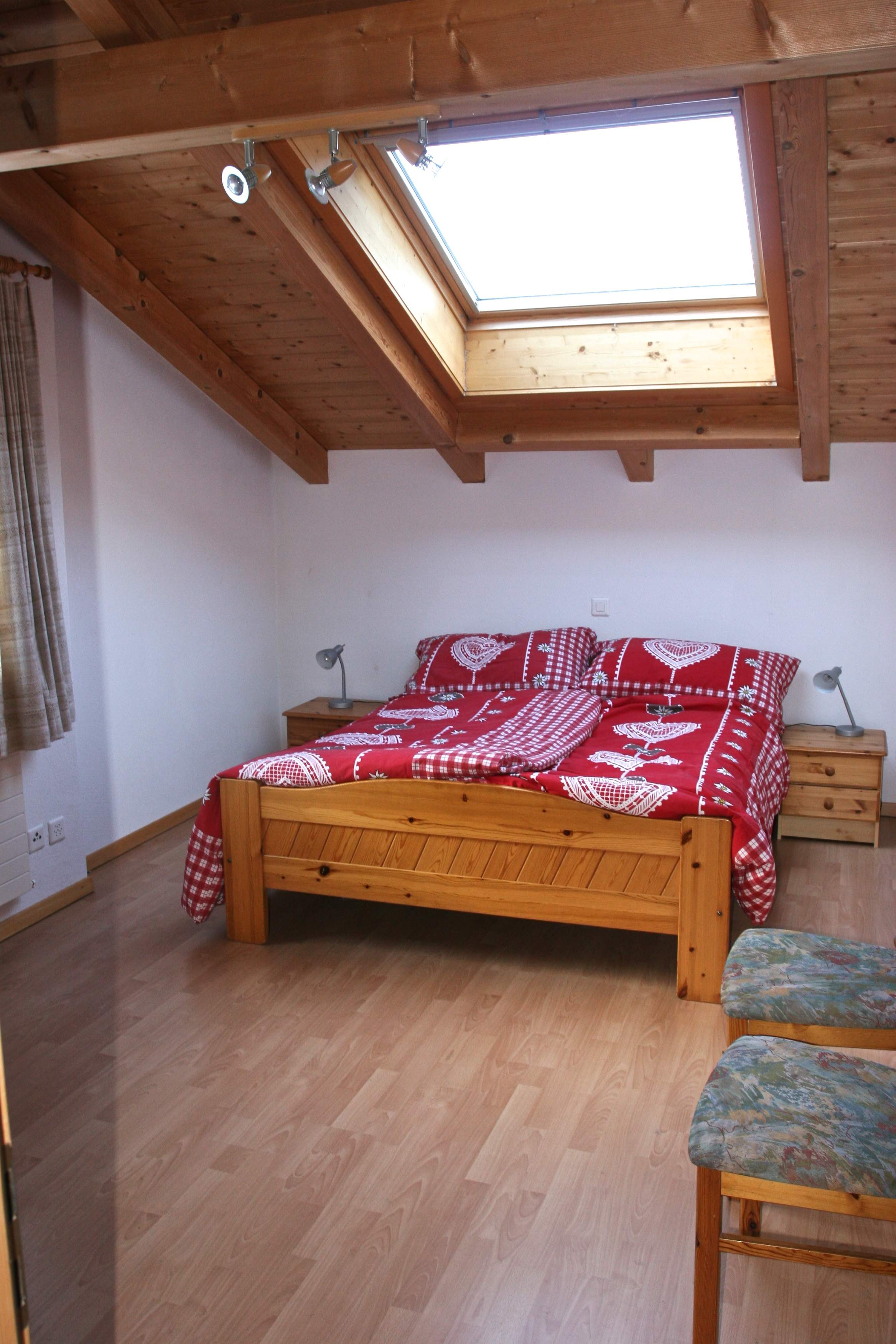 Doppelbett-Zimmer mit Schrank und übergrossem Dachfenster