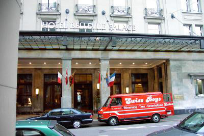 Beim Hotel Bellevue Palace in Bern