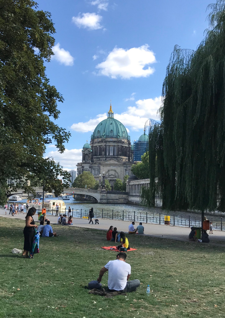 Monbijou-Ufer an der Spree und Dom