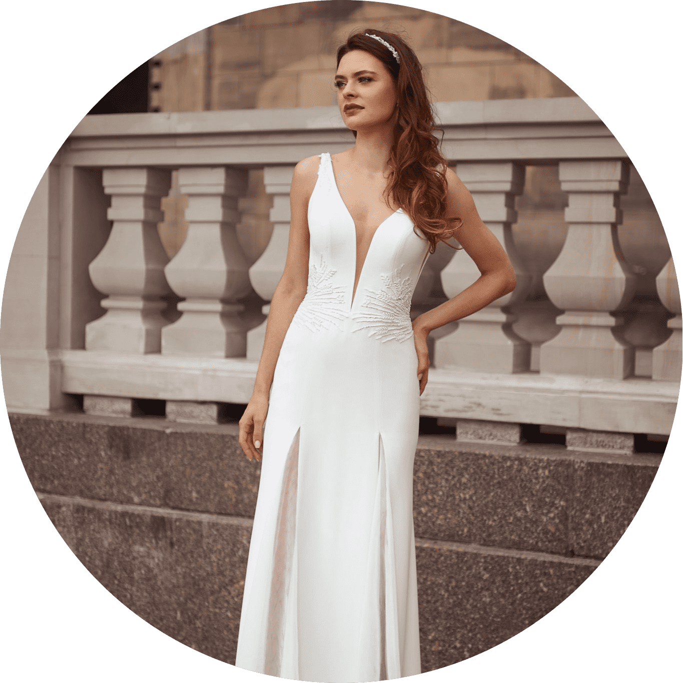 elegantes Brautkleid mit zwei schlitzen und applikationen
