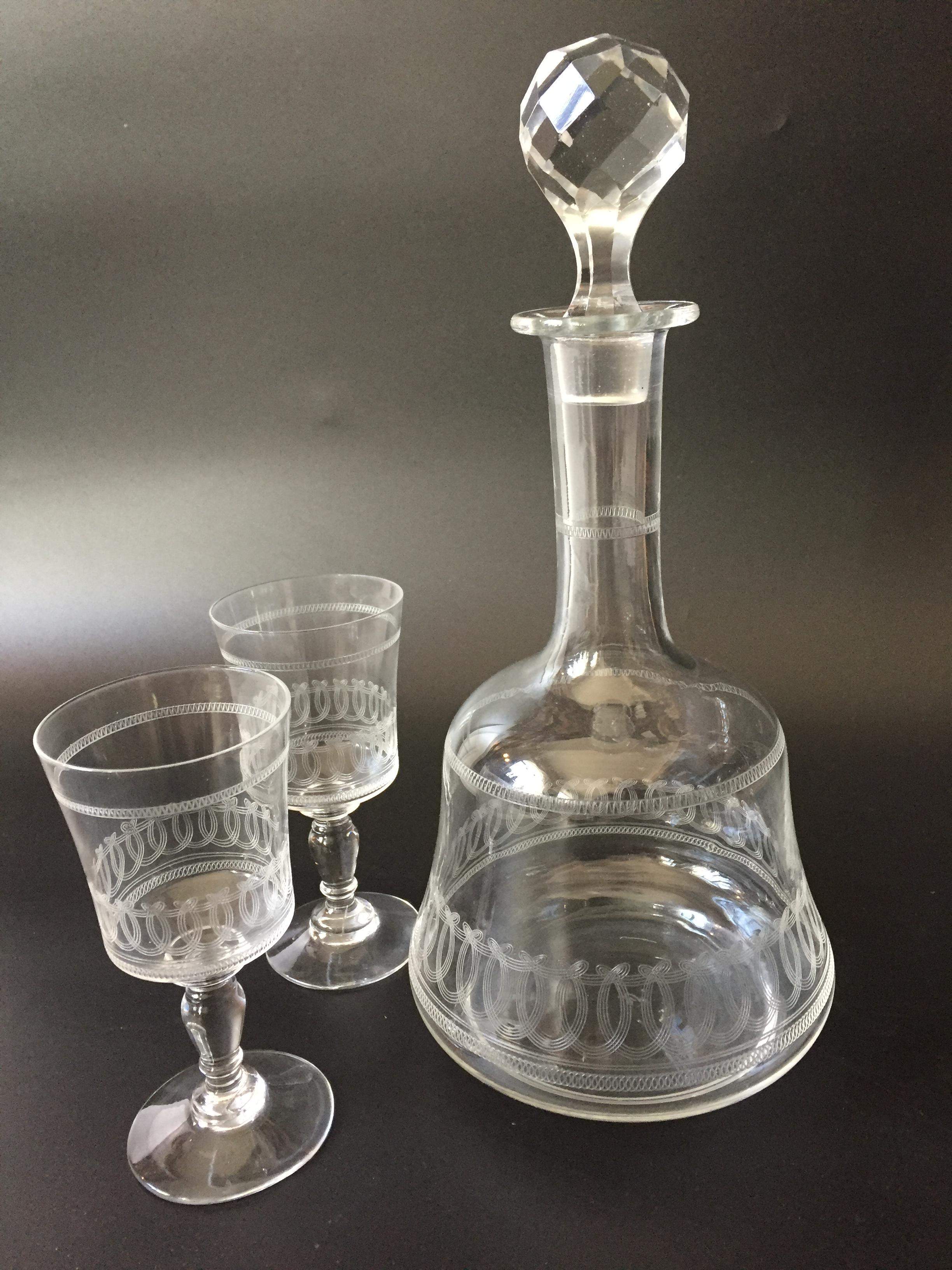 Antike Glaskaraffe mit ein paar Gläser
