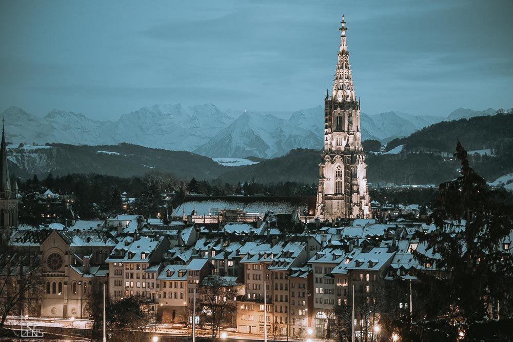 Berner Münster mit Blick auf den Niesen