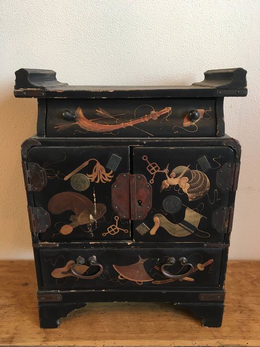Miniaturlackbox, Japan um 1890 - Holz mit zarten Einlagen - Samurai - Japan - 19. Jahrhundert
