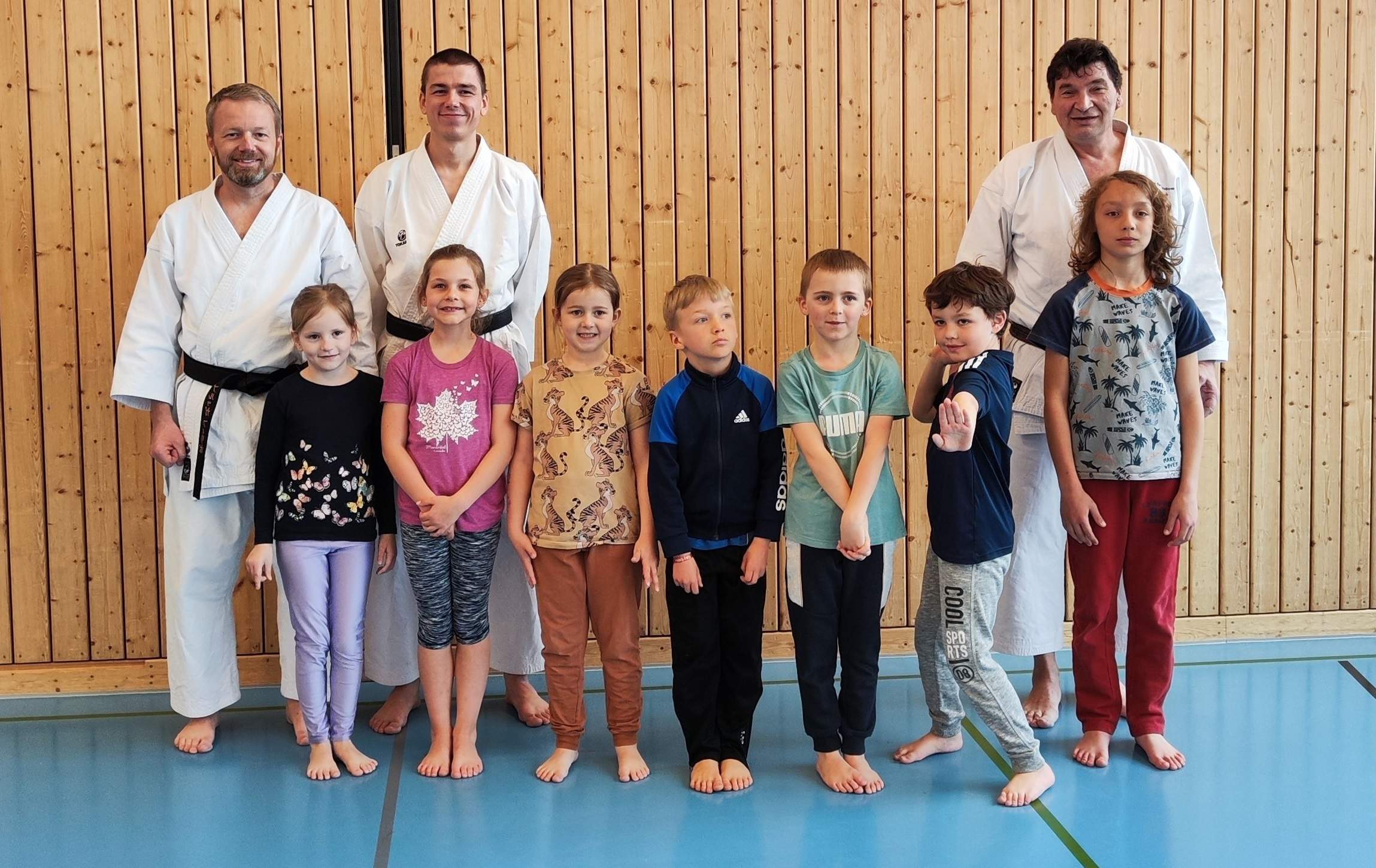 Karate Ferienplausch Gruppenfoto Kinder Fraubrunnen