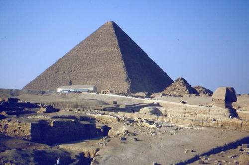 Die Sphinx ragt nur zu einem Teil aus dem Pyramidengelände