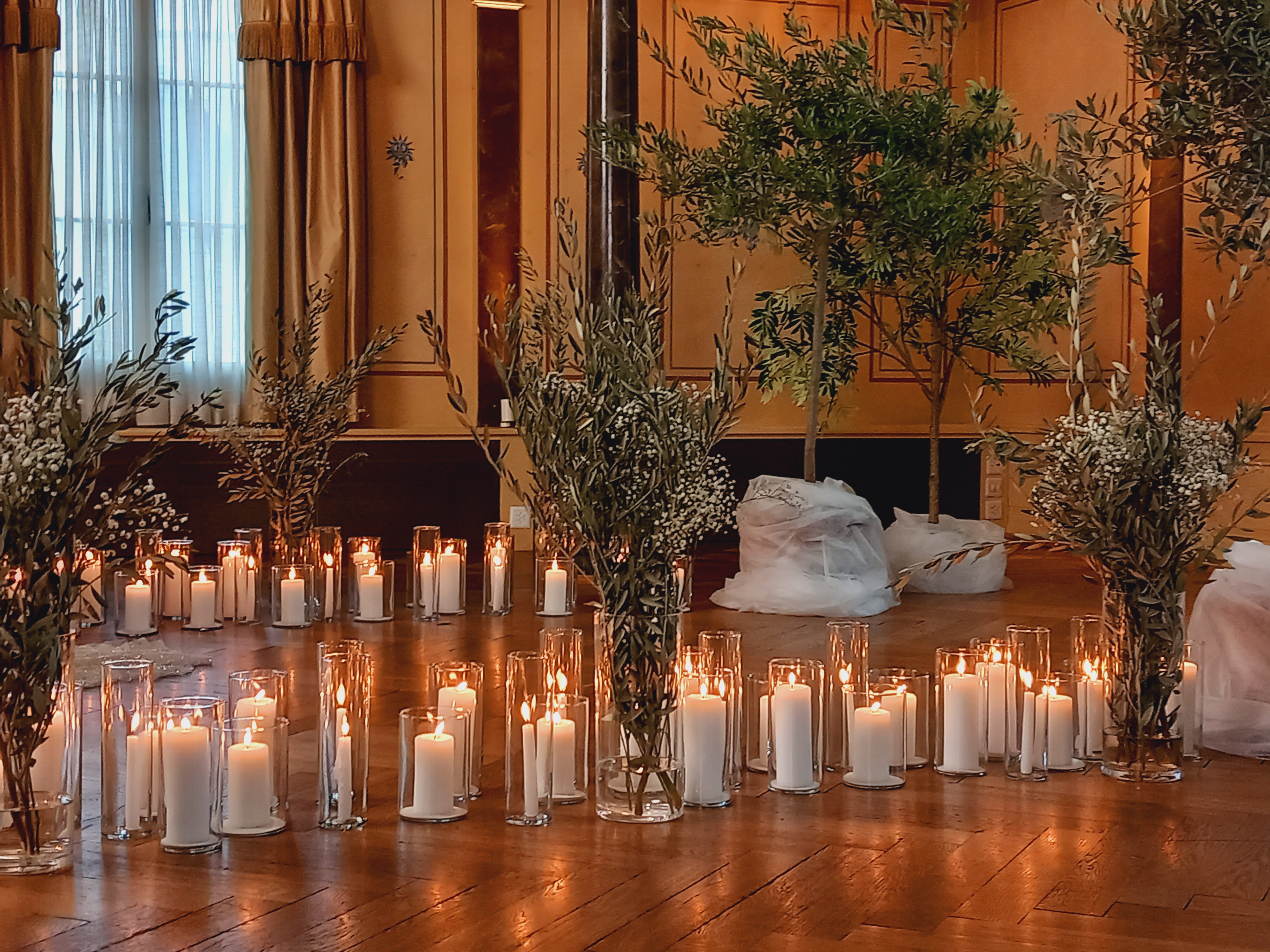 Kerzen in Zylindervasen für eine romantische Trauung