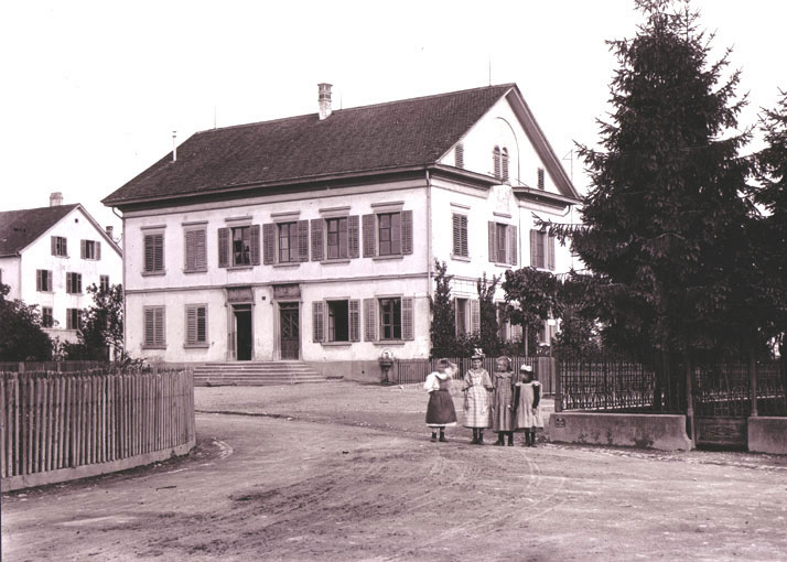 Das Schulhaus von 1842 an der Gotthelfstrasse. Abgebrochen 1939. Heute befindet sich hier die Heilpä