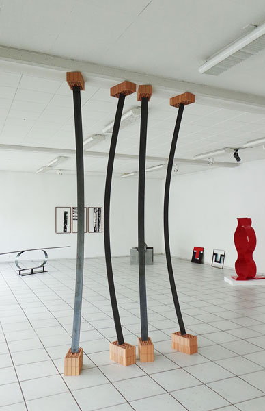)()(, 2016, 4 Stahlbänder, Backsteine, Höhe: 290 cm