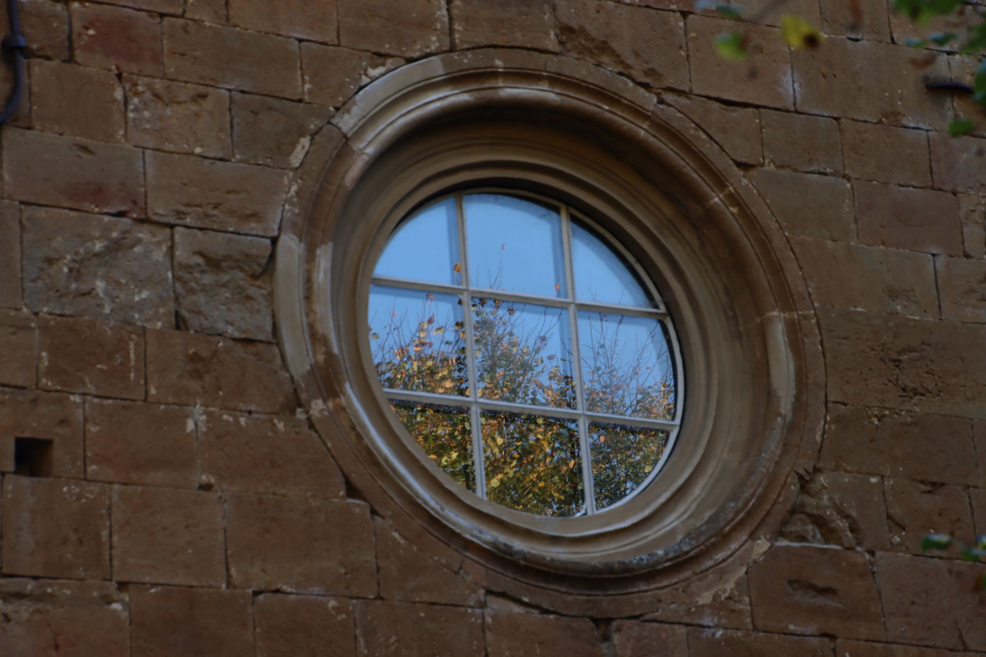 Wie viele Kirchen besitzt auch diese Klosterkirche eine Rosette