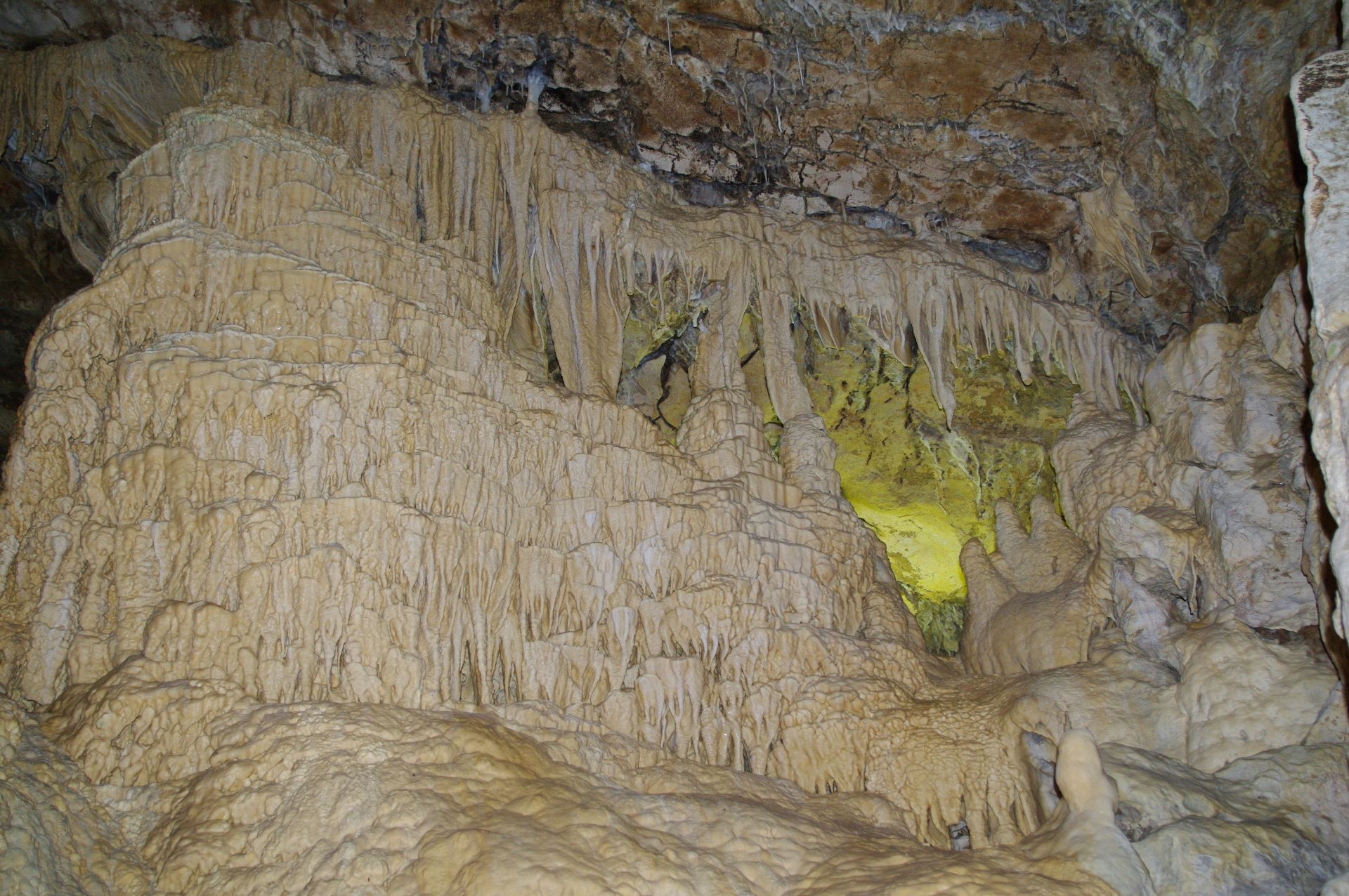 Durchblick in eine weitere Höhle