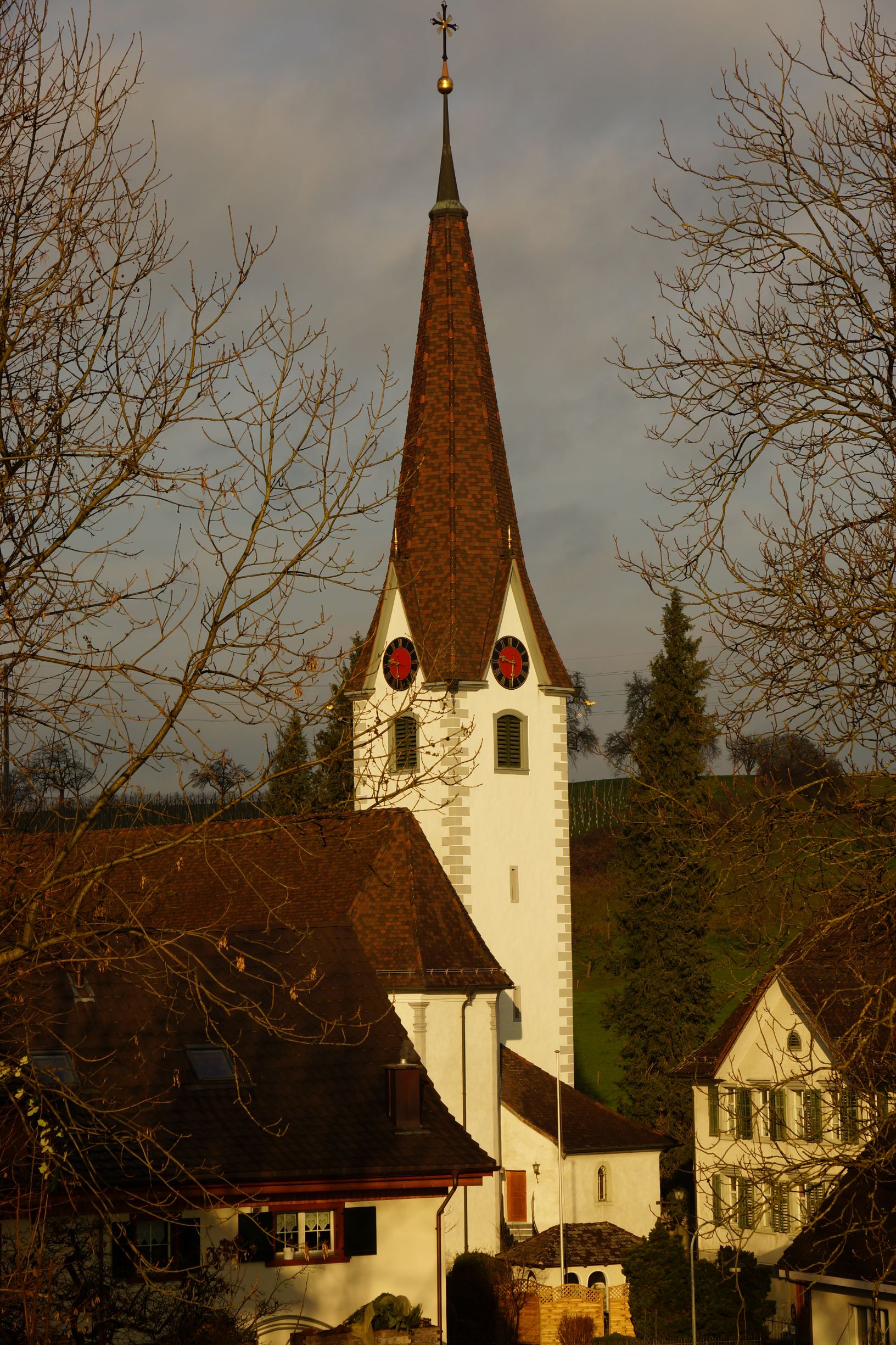Anblick der Pfarrkirche kurz vor einem Gewitter