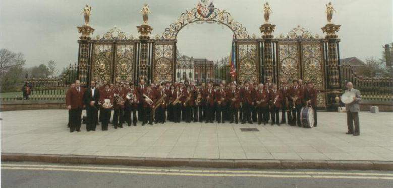 La nostra banda davanti al cancello del Municipio di Warringhton in Inghilterra