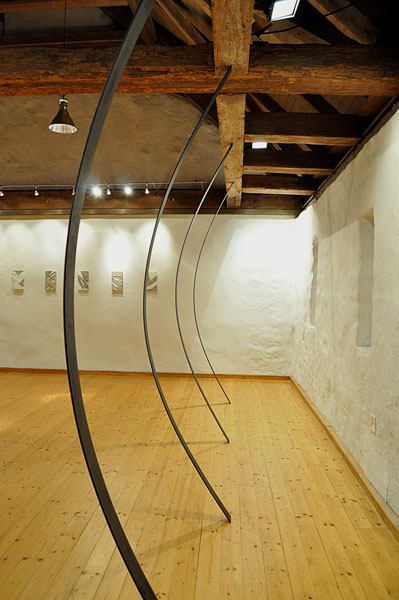 karyatide, 2015, 4 Stahlbänder, Breite: 750 cm