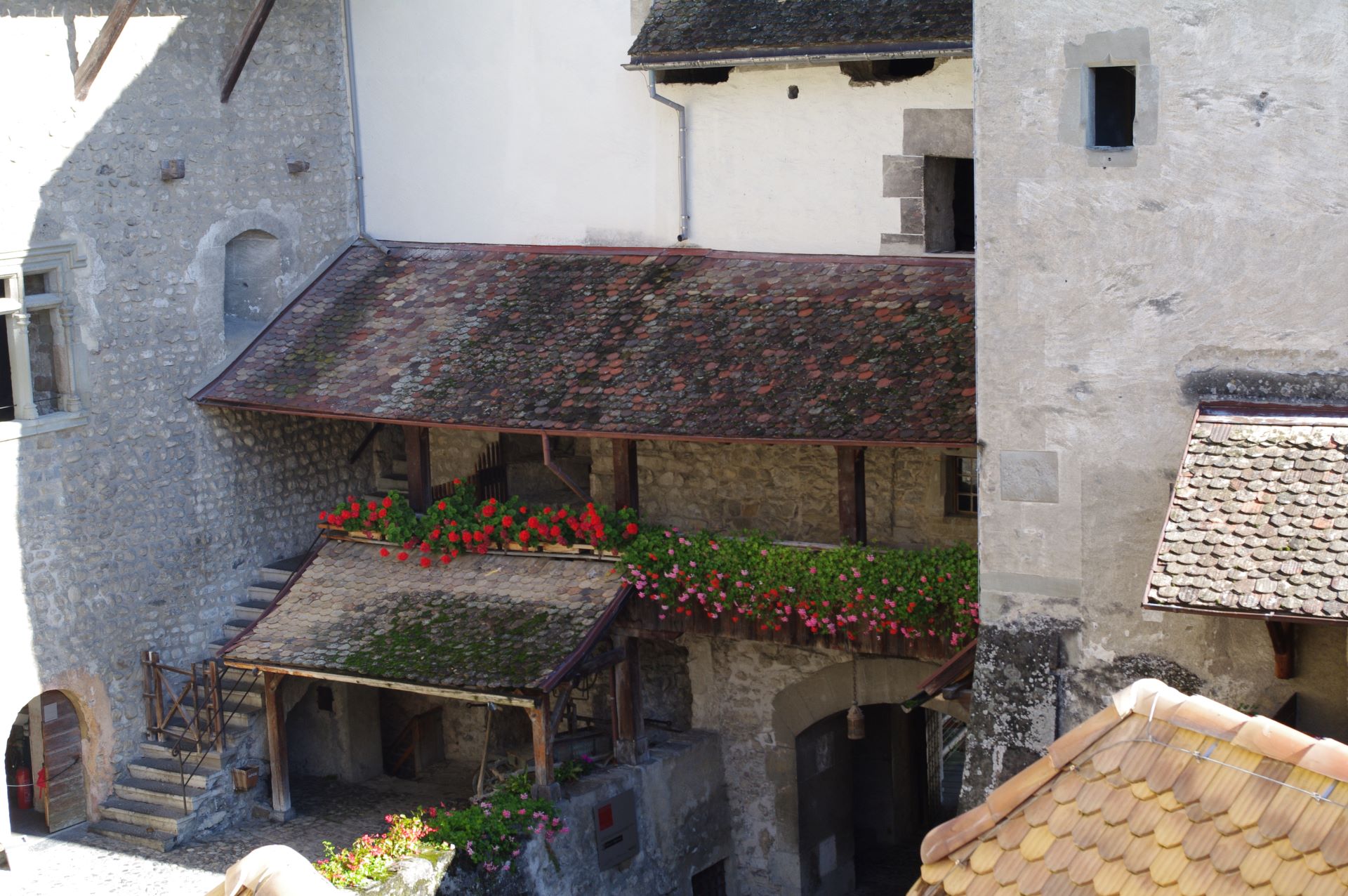 Das Schloss ist auch wegen der vielen Blumen im Innenhof ein Bijou